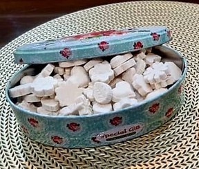 تصویر قند گیاهی هل - 100گرم qandnoosh