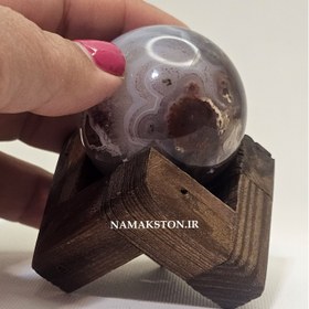 تصویر گوی عقیق 90 گرمی با پایه چوبی agate ball9