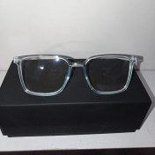 تصویر عینک بی رنگ مستطیلی طبی با تناژ آبی 