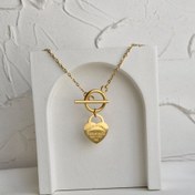 تصویر گردنبند استیل زنانه طلایی با آویز قلب و قفل مدرن 