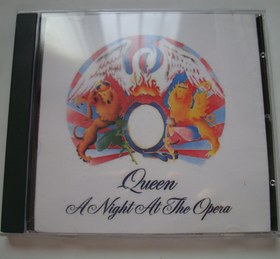 تصویر آلبوم موسیقی آرت راک Queen 1975 از آلبومهای مشهور اینگروه Queen 1975 Music CD