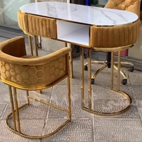 تصویر میز ناخن تک نفره پایه فلزی فورتیک دررنگ بندی طلایی وکروم و بغل پارچه خم وصاف رویه طرح سنگ مشکی وسفید 