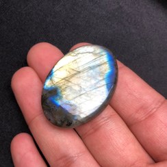 تصویر نگین لابرادوریت طبیعی با لابرادورنسی زرد و ابی Labradorite