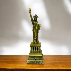 تصویر مجسمه برنزی برج آزادی 