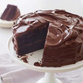 تصویر کیک تولد شکلاتی ۲ کیلوگرم رژیمی کتوژنیک و دیابتیک با فیلینگ گردو و شکلات 