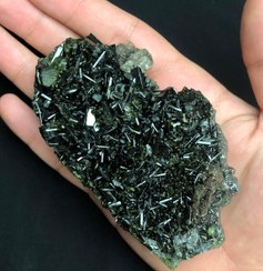 تصویر سنگ راف اپیدوت کلکسیونی پر بلور و سالم Epidote