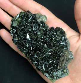 تصویر سنگ اپیدوت کلکسیونی پربلور و سالم Epidote