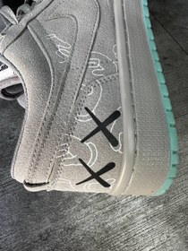 تصویر کتانی نایکی مدل Jordan 1 Kaws مردانه رنگ طوسی 