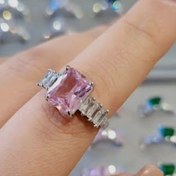 تصویر انگشتر طرح جواهر سبز و صورتی 