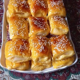 تصویر شیرینی دانمارکی یک کیلویی ( با رویه کنجد و پسته ) 