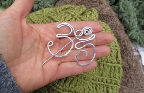 تصویر گل سینه نقره مدل نوشته عدد 30 