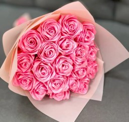 تصویر دسته گل رز روبانی صورتی 18 شاخه – هدیه ملایم و شیک 