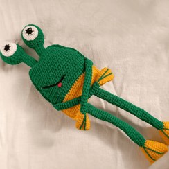 تصویر عروسک دست باف قورباغه متحرک 