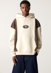 تصویر سویشرت کلاهدار با طرح تیم NFL سان فرانسیسکو 49ers برند PullAndBear NFL San Francisco 49ers baskılı ve kapüşonlu sweatshirt