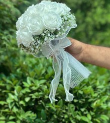 تصویر دسته گل عروس گرد رز و ژیپسوفیلا با ربان مروارید 