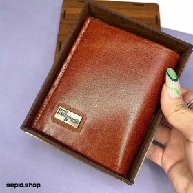 تصویر کیف پول چرم طبیعی از برند فراگامو همراه با جعبه چوبی 