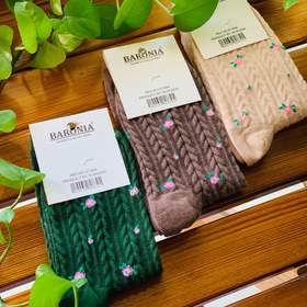 تصویر جوراب ساق‌بلند گلدار 