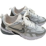 تصویر کفش کتونی اسپرت نایکی Nike V2K مردانه رنگ سفید نقره‌ای - مستر کوالیتی لیبل ویتنام 
