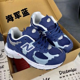 تصویر کتونی بچه گانه نیوبالانس ۲۰۰۲ آر سورمه ای New balance 2002r 