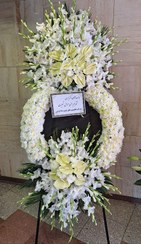 تصویر تاج گل ترحیم درباری شهرک غرب | گل‌های گلایل و آنتریوم هلندی روی پایه مقاوم فلزی در ارتفاع ۲ متر و ۲۰ Shahrak Gharb Royal Funeral Wreath | Dutch gladiolus and anthurium flowers on a sturdy metal stand at a height of 2 meters and 20