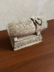 تصویر مجسمه منشور کوروش 