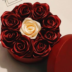 تصویر باکس گل گرد قرمز با 8 رز قرمز و یک رز سفید وسط – هدیه خاص و لاکچری 