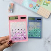 تصویر ماشین حساب آکواریومی شفاف طرح گل و توت‌فرنگی 