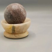 تصویر کاسه سنگ نمک فسقلی قطر ۸ با پایه رینگ چوبی بزرگ با گوی قطر ۶ 