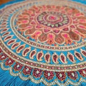 تصویر رومیزی پته‌دوزی گرد آبی 80سانتی 