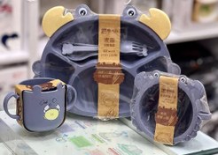 تصویر ست ظرف غذا بامبو کودک، طرح خرچنگ (Crab)، شامل بشقاب دوتکه، کاسه، لیوان، قاشق و چنگال - نیلی 