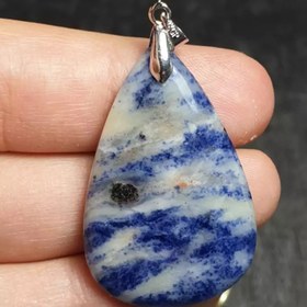 تصویر گردن آویز درشت سنگ طبیعی سودالیت معدنی کد 29221 