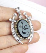 تصویر مدال عقیق مشکی خطی حکاکی علی علیه السلام طرح ذوالفقار 