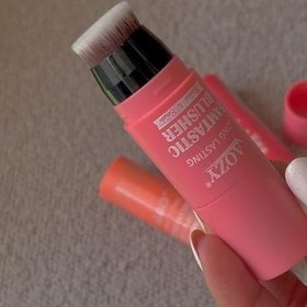 تصویر رژگونه استیکی Aozy کرمی مات با ماندگاری بالا 