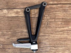 تصویر ست کامل براکت و جاپایی عقب راست YAMAHA MT25 R25 / ساخت اندونزی اصل 