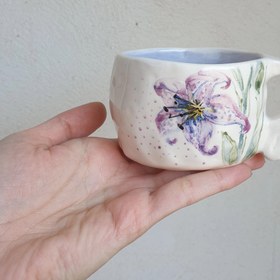 تصویر فنجون دفرمه سرامیکی دستساز طرح گل لیلیوم Handmade ceramic deformation cup lilium design