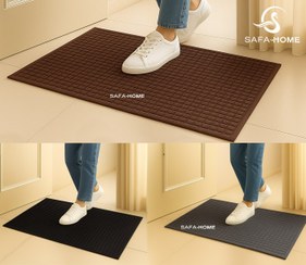 تصویر پادری جلوی درب ورودی طرح شارپ 