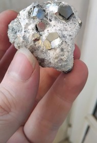 تصویر پیریت درشت بلور چند ضلعی 