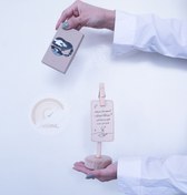 تصویر کاغذهای سخنگو با استند چوبی دستساز 