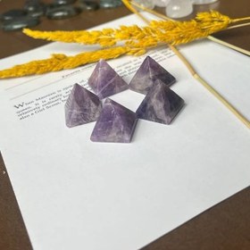 تصویر هرم سنگ آمیتیست سنگ اصل طبیعی 