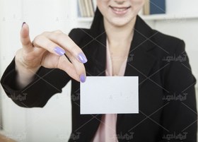 تصویر عکس با کیفیت نمایش کارت توسط خانم 