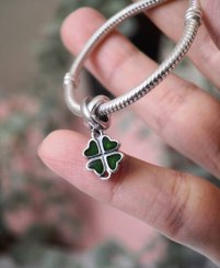 تصویر چارم آویز نقره پاندورا گل شبدر شانس سبز (دستبند،گردنبند) 