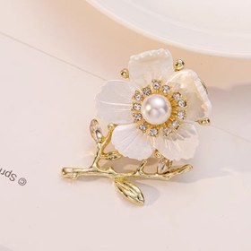 تصویر سنجاق سینه گل صدفی و سفید 