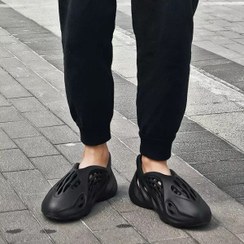 تصویر صندل آدیداس ییزی فوم رانر مشکی مردانه 