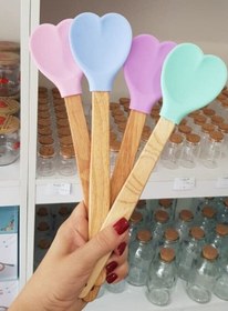 تصویر کفگیر سیلیکونی قلبی دسته چوبی Heart Shaped Silicone skimmer