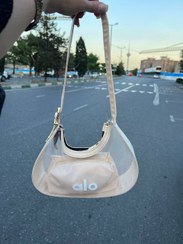 تصویر کیف دستی زنانه طرح یلواسنی مدل ALO – کیف طلقی شفاف با کیف داخلی پلنگی - شیری 