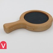 تصویر زیر لیوانی چوبی دایره ای دسته دار جنس چوب راش 