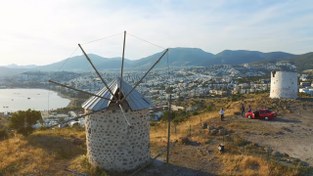 تصویر دانلود فوتیج آسیاب های بادی ترکیه Tourists Visit Turkish Windmills 