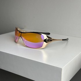 تصویر عینک آفتابی اوکلی اسپرت پوششی لنز صورتی پلاریزه 