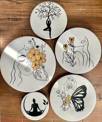 تصویر بشقاب دیوارکوب مینیمال نقاشی گل ها 