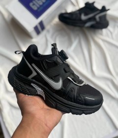 تصویر کتونی نایک v2k بچگانه 